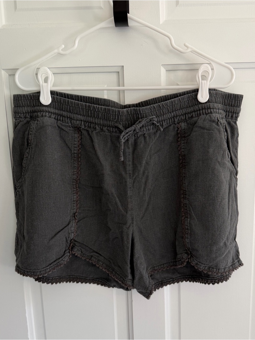 Susina Linen Blend Scalloped Crochet Trim Pull-On Shorts Gray XL